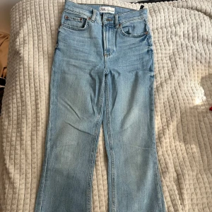 Jeans från ZARA - storlek 34, använd fåtal gånger.  Cropped med slitningar nedtill.  
