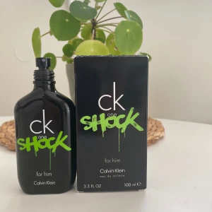 CK Calvin Klein Shock - Calvin Klein Shock, Fräsch och fruktig doft.🌿🍋‍🟩🍋 100ml flaska och ca 90ml kvar. Box ingår Pris kan förhandlas lite