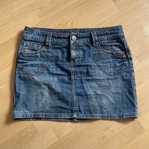 Supersnygg esprit jeans kjol - En jättesöt jeanskjol från Espirit. Står ingen storlek men skulle uppskatta den till storlek M/L. Fint skick. Midjemått 43cm, längd 36cm. Vintage modell, producerad nån gång mellan 1994-2007