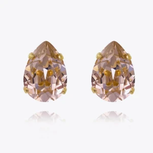 Ett par Caroline Svedbom örhängen i ny skick. - Ett par Caroline Svedbom örhängen i nyskick. Använt fåtal gånger, därav säljer jag. Örhängena heter: Mini drop stud earrings/ vintage rose. Ordinarie pris är: 595 kr. Jag säljer örhängena för 400 kr. (Priset går att diskutera)