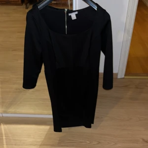 elegant klänning ifrån h&m - trekvart ärmad klänning med randiga mönstren på ärmarna och på mitten utav klänningen både bak och fram. storlek M och aldrig använd🩷