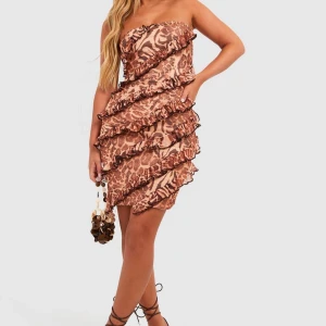 Leopard klänning - Superfin kort leopard klänning med volanger! Oanvänd!🥰🥰