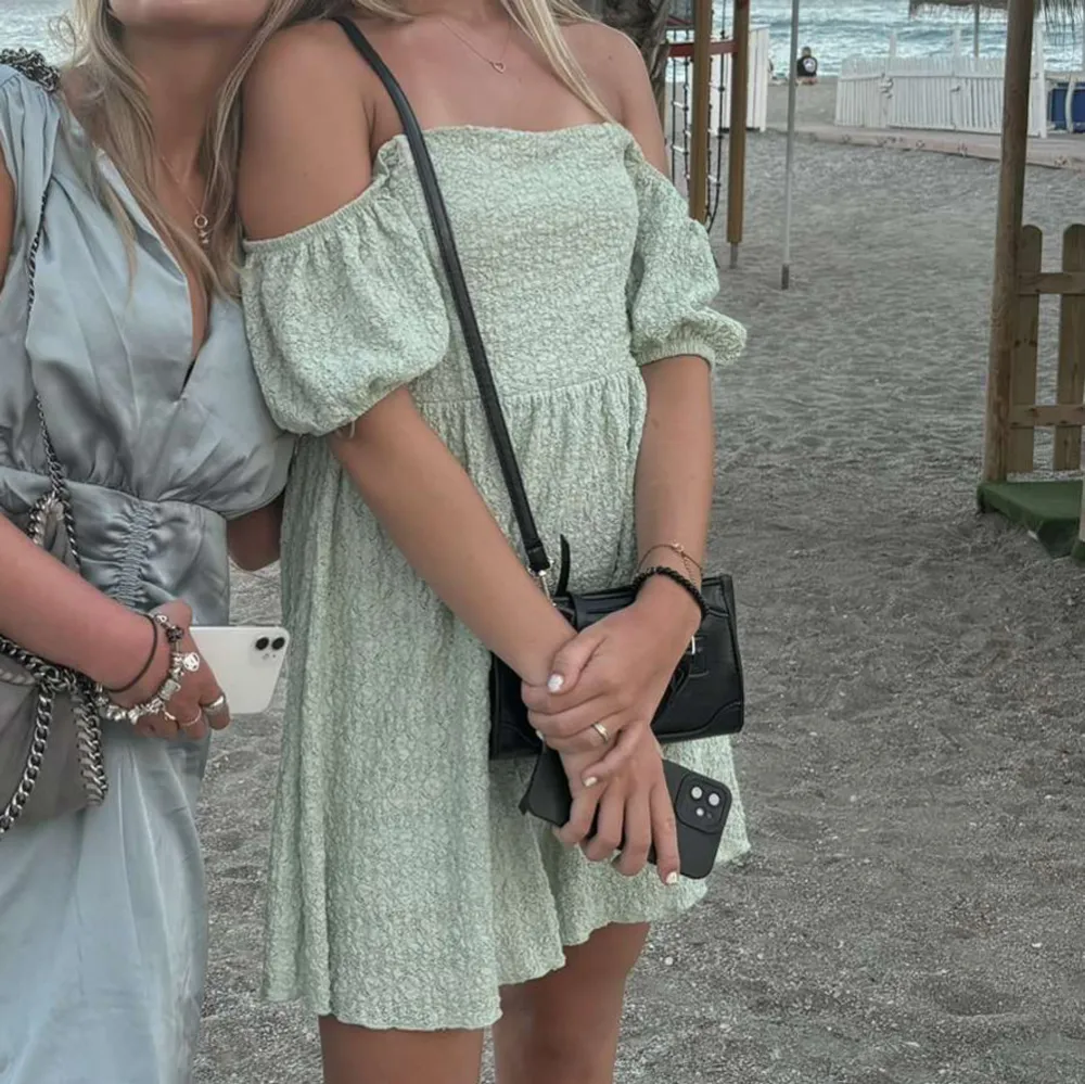Jättesöt klänning som man kan ha off shoulder eller över axlarna❤️. Mekot.
