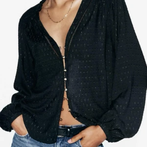 Zara blus - Skit snygg blus från zara som tyvärr ej kommit till användning💕