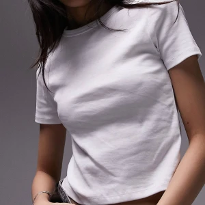 Vit t-shirt  - En söt vit t-shirt köpt från ASOS, aldrig använd! 💗