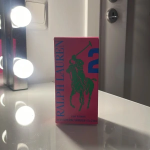 Ralph Lauren parfym - Helt ny Ralph Lauren parfym. 50 ML. Köpt för 650 I kicksbutik. Säljer pågrund av ej någon användning till den. 