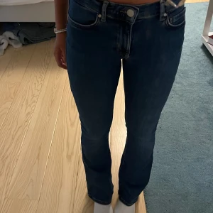 Lågmidjade jeans - Säljer dom här bootcut lågmidjade jeansen från Plick! Dom är lite slitna där nere som ni ser på sista bilden💕Skriv för fler bilder eller frågor 
