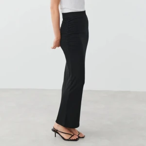 Svart långkjol - Svart långkjol från Gina i storlek xs, säljer då den är för liten. Knappt använd så i fint skick. Nypris 299