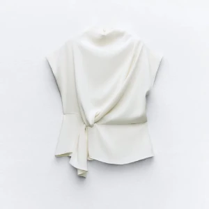 Zara topp/ blus - Storlek xs men passar upp till m. Bra skick, säljer då jag inte använder den och den sitter inte som jag vill på mig