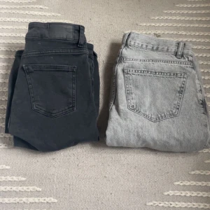Svarta och gråa jeans - Säljer två par jeans, ett par svarta och ett par gråa. Båda är i bra skick och har en klassisk femficksdesign. Perfekta för vardagsbruk och kan matchas med nästan vad som helst. Passar både till sneakers och kängor. 200kr st