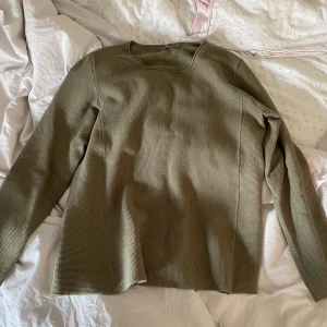 Grön tröja - Grön kofta i 80% viskos. Väldigt skön och mysig. Det är en storlek L men jag brukar bära storlek xs så det beror på hur man vill att den ska sitta.