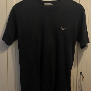 T-shirt Emporio Armani - Något urtvättad, därav priset. 