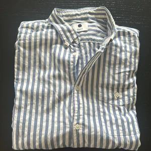 NN07 Skjorta - L  Randig Blå vit 