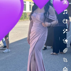 Festklänning  - Säljer min balklänning då den inte kommer komma till användning. Använt ca 2 timmar. Behöver tvättas lägst ned på klänningen men ingen stor tvättning 