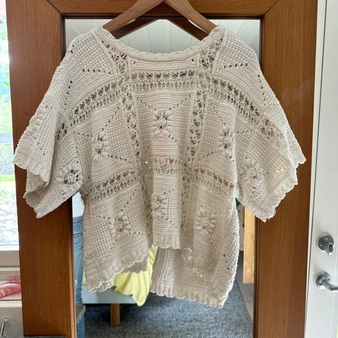 Vit stickad kofta med blommönster - 91