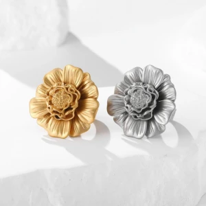 Blomring - Handgjorda ringar i rostfritt stål, storlek 6/7/8 (ca S/M/L) från Olympia 249kr/st 🤍