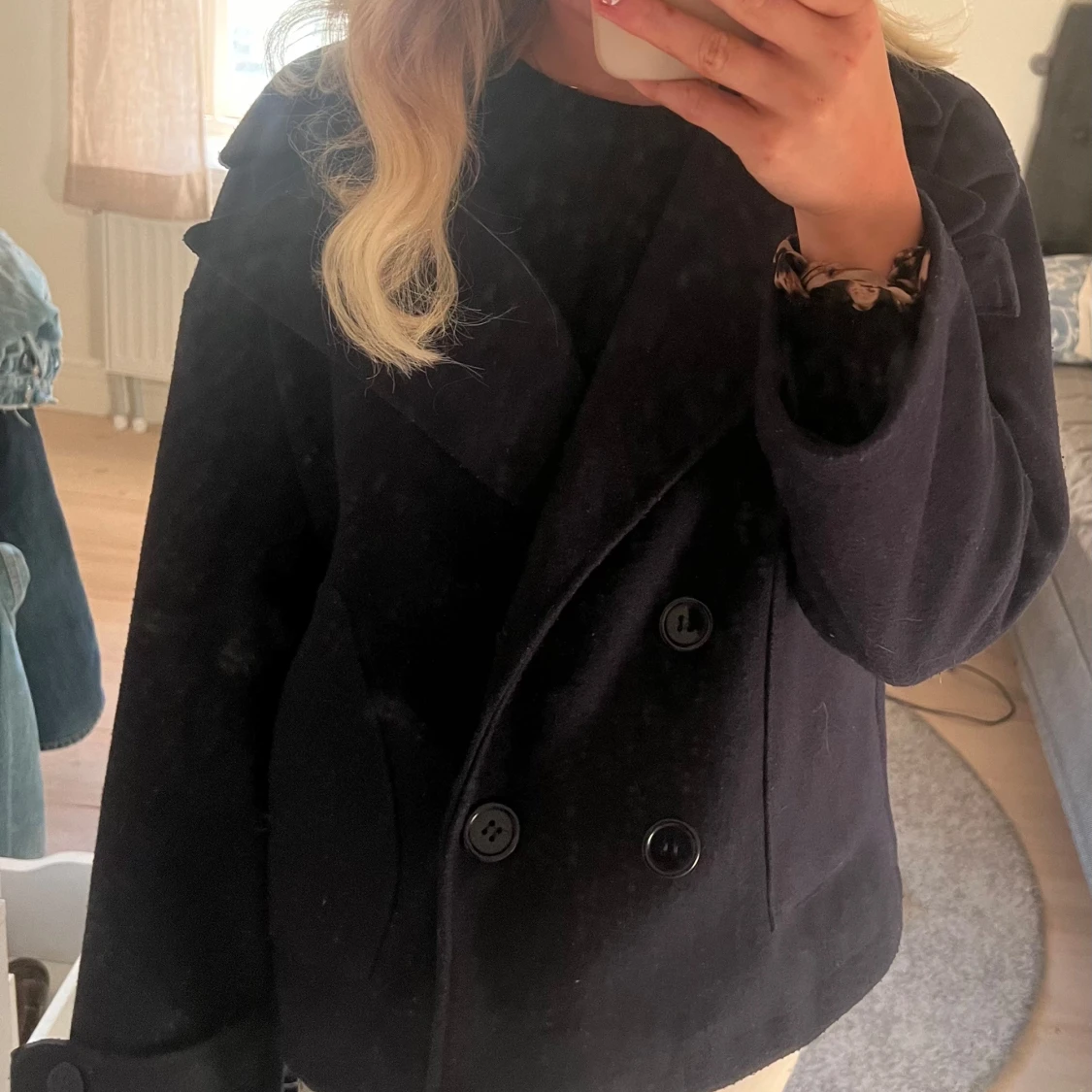 Svart kappa med knappar - 90