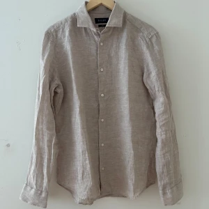 Linneskjorta  - Beige linneskjorta  Skick 10/10 endast använd en gång  