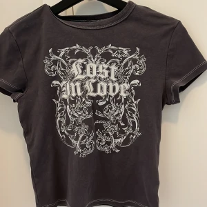 Skitsnygg tröja!! - Skitsnygg grunge tröja!! I bra skick! Storleken är M men sitter typ som S eller XS Kontakta mig för fler bilder privat, köparen står för frakten!💗