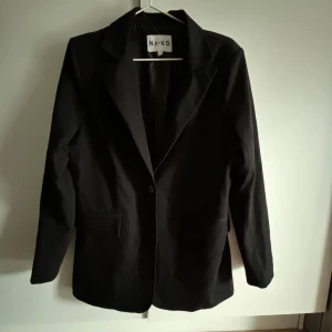 Svart blazer  - Från NA-KD, använd någon gång