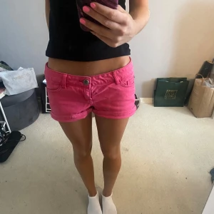 Jeans shorts - Ett par jättesöta rosa lågmidjade jeans shorts💗de är från TOM TAILOR och är i storlek 25 i midjan. Vilket är som xs ungefär