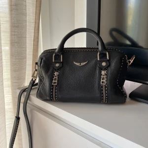 Zadig sunny xs - Säljer min älskade Zadig sunny xs ! Den är använd men i bra skick. Några anmärkningar finns( bilderna) men personligen inget man tänker på ☺️