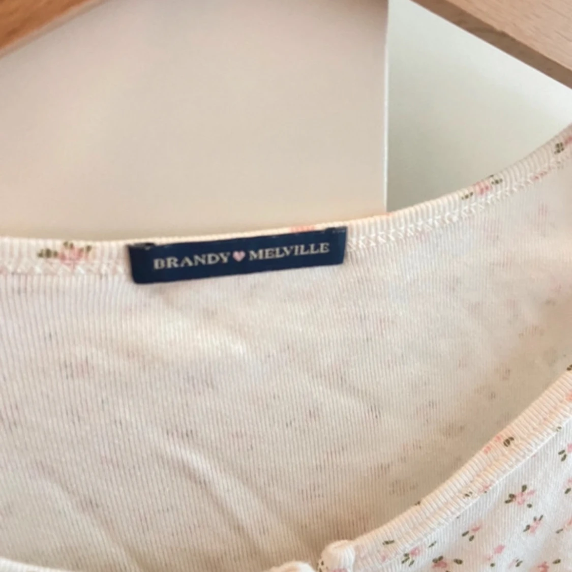 Vit blommig topp från Brandy Melville - 1