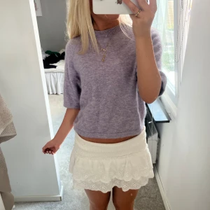 Stickad T-shirt &other stories💕 - Stickad ljuslila t-shirt från &other stories🤍 Använd fåtal gånger,säljer pga för liten