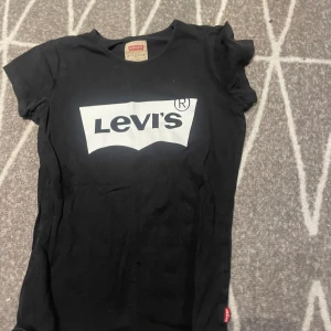 Levis t shirt  - Bra svart och vit  