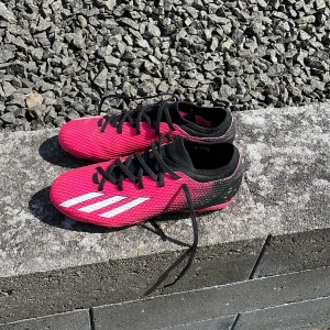 Adidas fotbolls skor - Hej säljer mina fotbolls skor på grund av dem e för små, använda 2-4 gånger