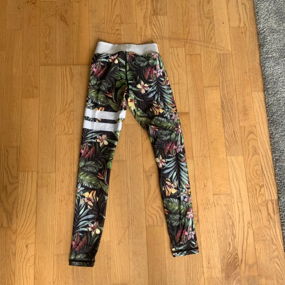 Mönstrade träningstights från Stronger - 91