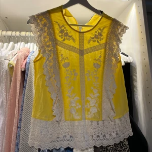 Zara topp - Gul topp från zara storlek xs. Säljer för 50kr