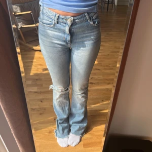Bootcut jeans zara - Mid Waits bootcut jeans från zara i storlek 34. Sitter bra i längden på mig som är ca 170 cm. Hål på ena knät. 