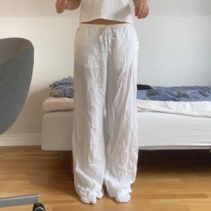 Vita Linnebyxor  - Vita linnebyxor från gina, små spår av användning men endast använda 2-4 gånger så inget märkbart💕 Stor i storleken, jag är 1,68 och midjan går även att vika ner lite grann