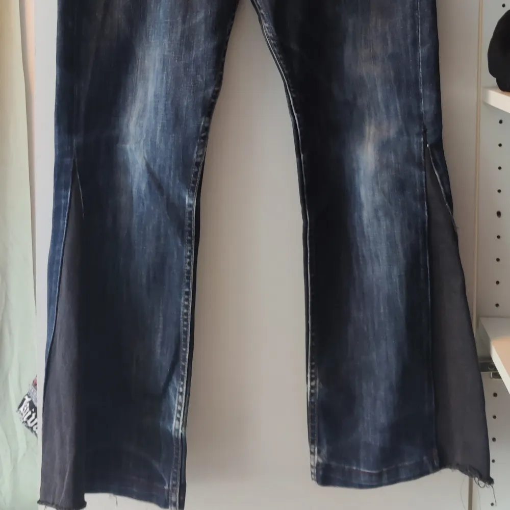 Mörkblåa bootcut jeans med lite svarta detaljer🖤 W32 L34. Jeans & Byxor.