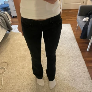 Ltb jeans - Superfina ltb jeans i den populära modellen valerie💕 säljer då de är för stora för mig. Knappt använda därav i väldigt bra skick. Storlek 26/34 och jag är ca 175cm för referens! 