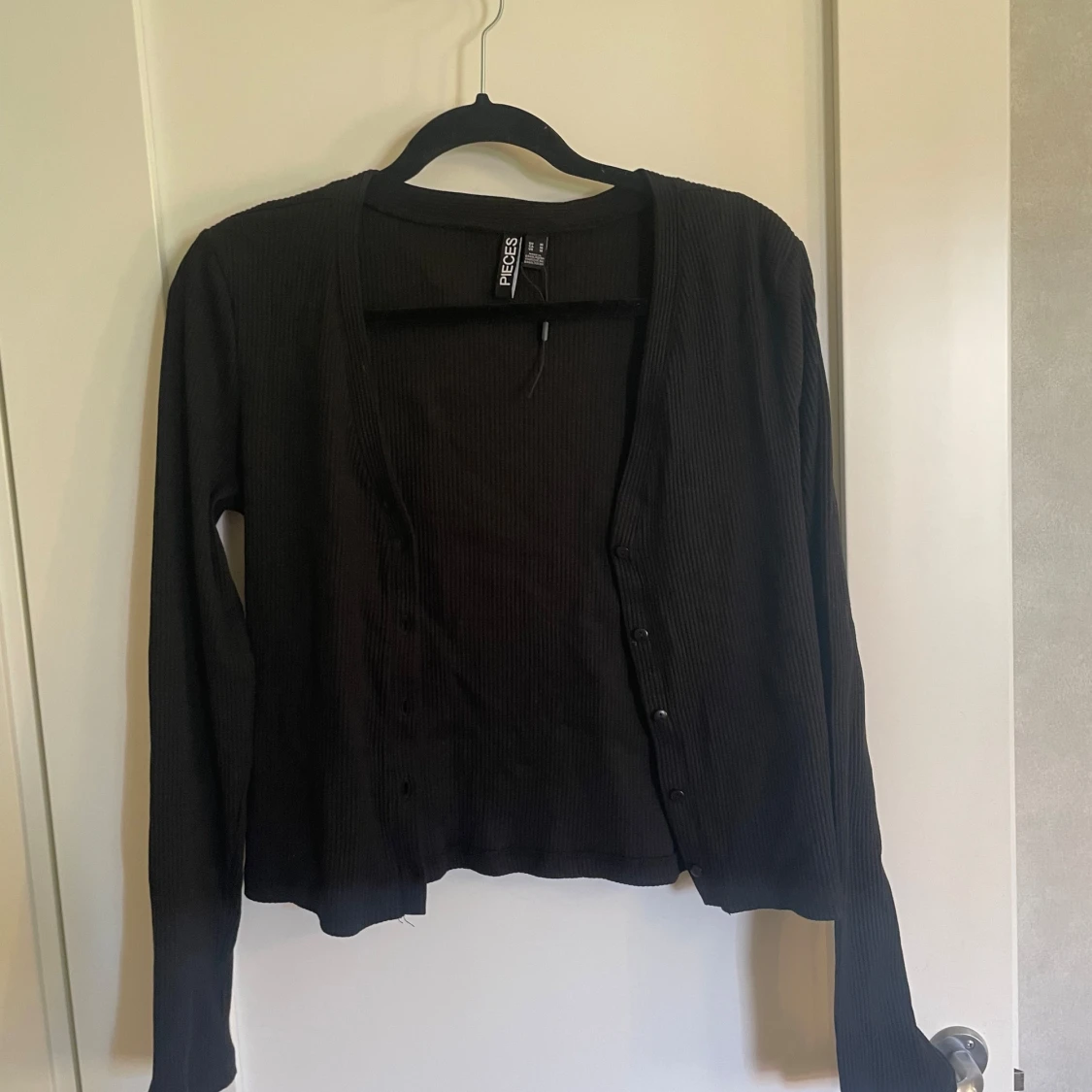 Svart ribbad kofta från Pieces - 91