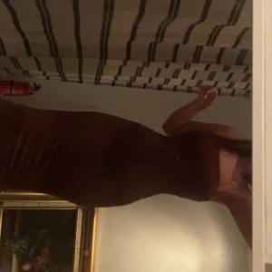 Brun tubb klänning - Brun tubbklänning köpt från Shein. Kramar om kroppen fint samt har en slitt där bak. Strl S