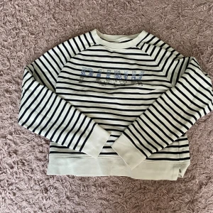 Zadig tröja randiga - Säljer min Zadig tröja pga kommer inte till användning. Köptes här på Plick. Tröjan  är ganska liten i storleken! Pris kan diskuteras💛💛