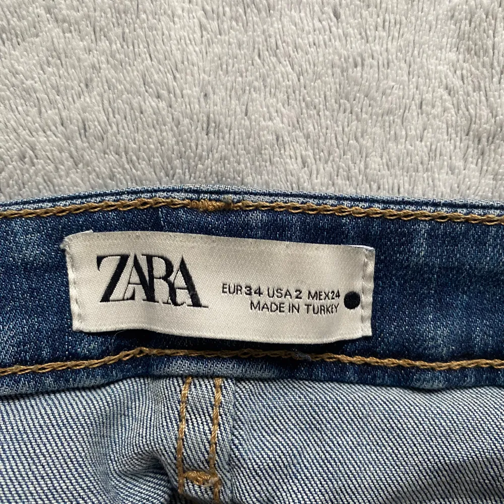 Snygga bootcut zara jeans, passar 34-36! Tyvärr har de behövts lagas en del (syns inte på långt håll), säljer därför väldigt billigt. Innerbenslängd 81 cm, midjemått runt om inuti 73 cm. Se min profil för fler snygga jeans!💕. Jeans & Byxor.