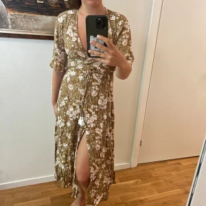 Fairhfull the brand Blommig klänning  - I nyskick. 