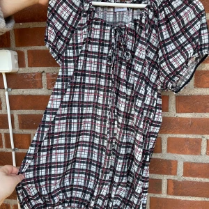 Längre topp/blus från Lindex. Strl 2XL XXL - Se bilder :)  Nyskick!  Resår med snörning nedtill.  Strl 2XL men passar större då den är superstretchig :)