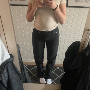Dr. Denim raka jeans  - Raka medelhöga jeans från Dr. Denim!  Endast använda 1 gång🤍