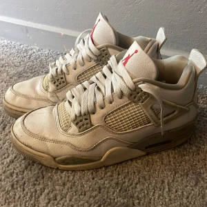 Jordan 4 white oreo - Använt skick Har inget kvitto för jag köpte dem begagnade tyvärr Box följer med