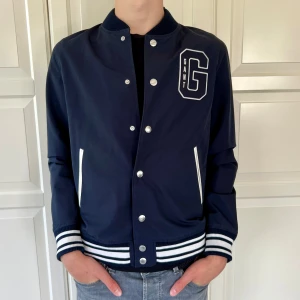 Gant-jacka stl 170 - Gant-jacka i storlek 170.  Knappt använd och i absolut toppskick. 