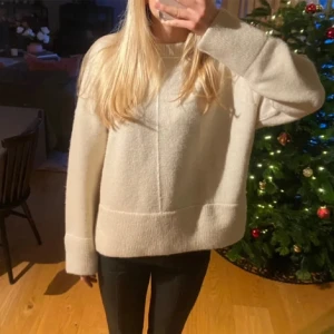 Stickad zara tröja - Säljer denna super snygga Zara tröjan då den tyvärr inte kommer till användning. Tröjan är i mycket bra skick, då den endast är använd 1 gång. (Lånade bilder.) Hör gärna av dig vid frågor!💗💗