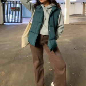 Väst - Snygg väst som inte längre kommer till användning. Bra skick 💕