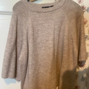 Trekvartsärmad tröja  - Stickad trekvartsärmad tröja från Lager 157, jättebra skick men säljer då jag köpte nya liknande. Passar även M. Säljer också en i grå färg!