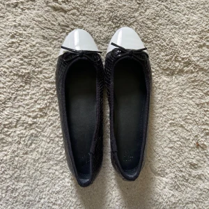 Ballerina skor  - Säljer dessa helt nya ballerina skor från hm storlek 37-38!💞 säljer för 120!