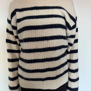 Stickad tröja  - Lite nopprig, sticks inte! 